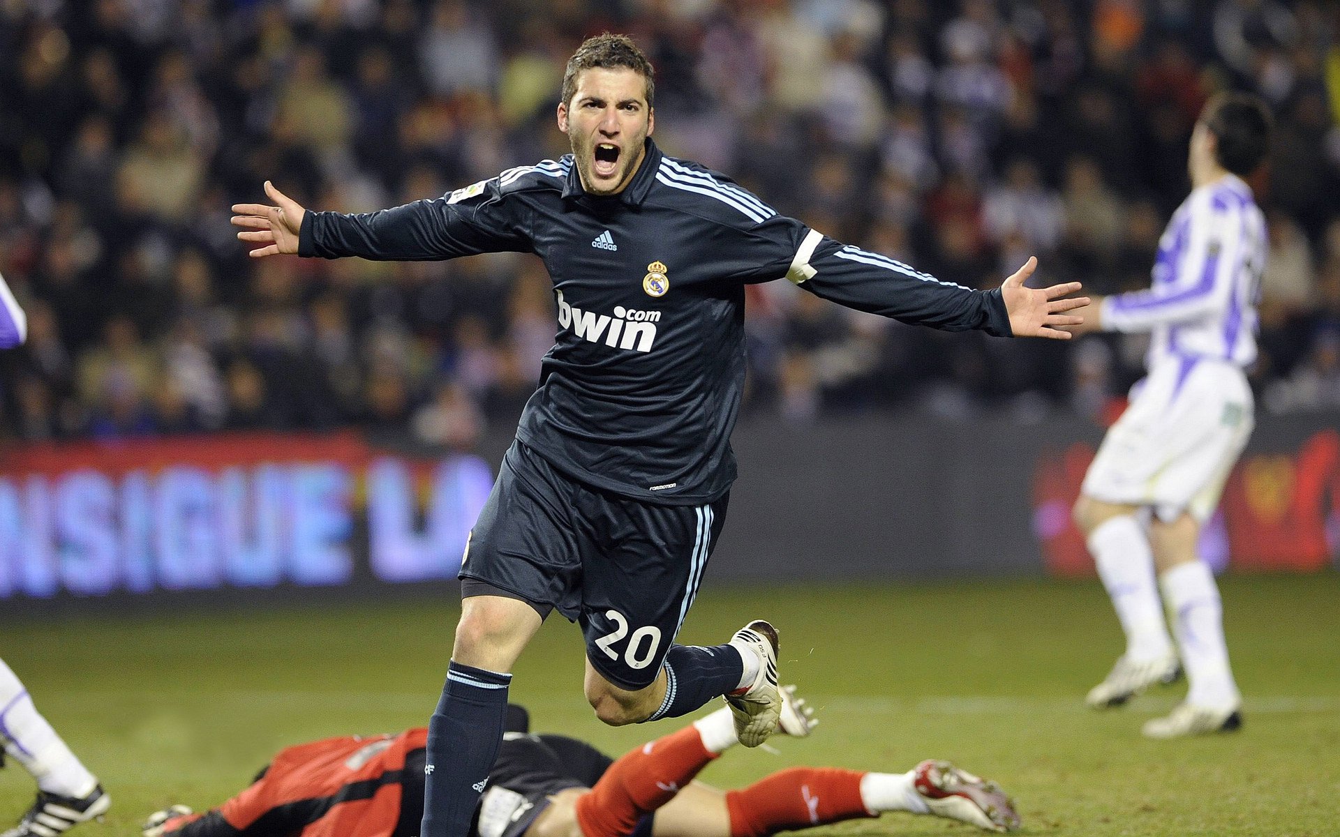 促进足球全民参与，举办“全民足球日”大型活动，全民足球游戏